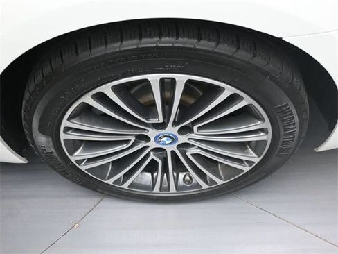 Used 2019 BMW 530e xDrive w/ Convenience Package image 8