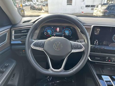 Used 2025 Volkswagen Atlas SE image 12
