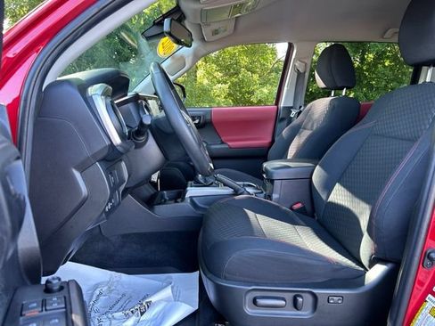 Used 2022 Toyota Tacoma SR5 w/ Technology Package AWD/4WD image 17