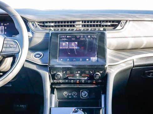 New 2025 Jeep Grand Cherokee Altitude image 14