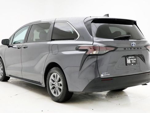 Used 2025 Toyota Sienna LE image 6