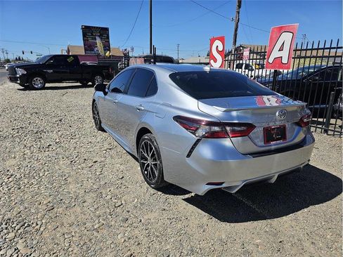 Used 2023 Toyota Camry SE image 4