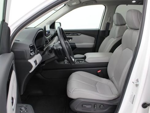 Used 2025 Honda Pilot Touring image 11
