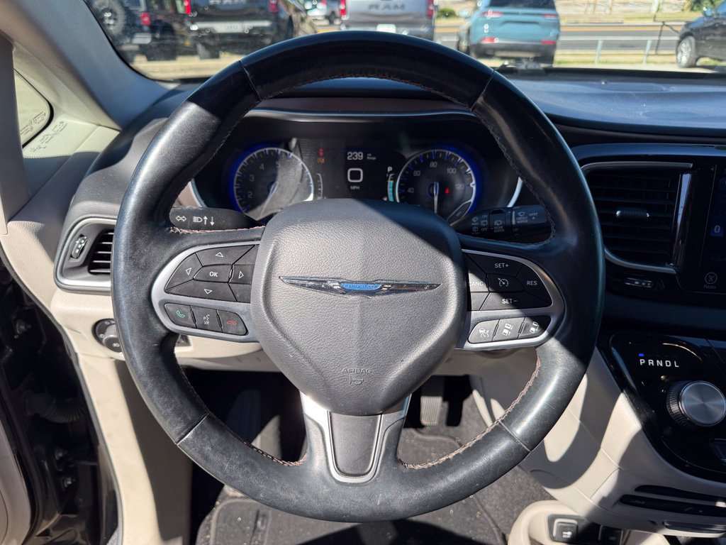 Used 2017 Chrysler Pacifica Touring-L Plus w/ Advanced Safetytec Group FWD image 14