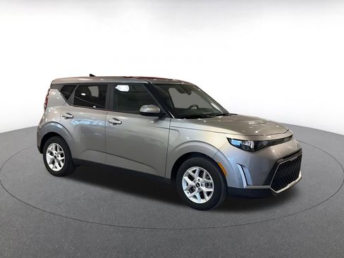 Used 2025 Kia Soul LX w/ LX Technology Package image 2