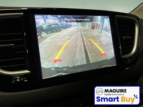 Used 2022 Chrysler Pacifica Touring-L image 17