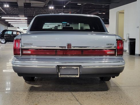 Used 1993 Lincoln Town Car Signature RWD image 30