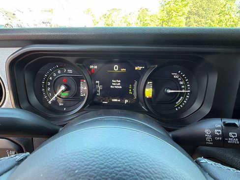 Used 2025 Jeep Wrangler Willys AWD/4WD image 37