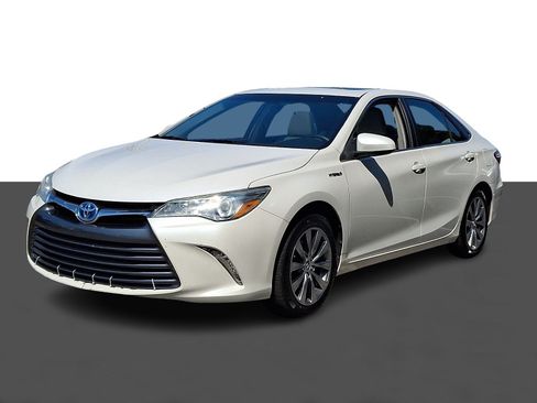 Used 2015 Toyota Camry XLE w/ Moonroof Package FWD image 3