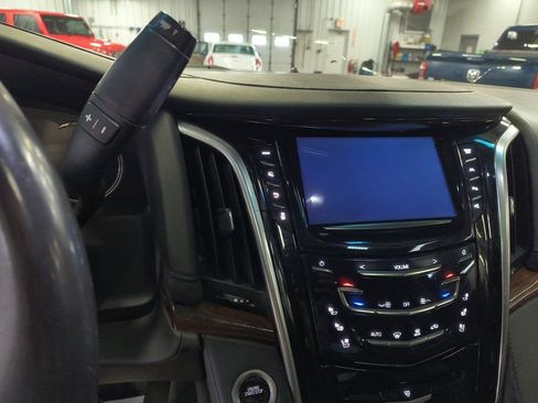 Used 2019 Cadillac Escalade Luxury w/ Escalade Sport Edition AWD/4WD image 15