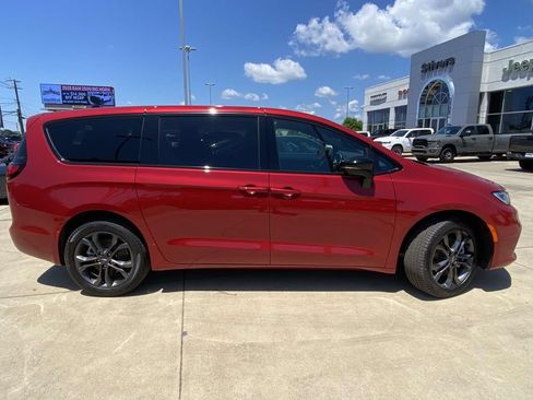 New 2026 Chrysler Pacifica Select AWD/4WD image 7