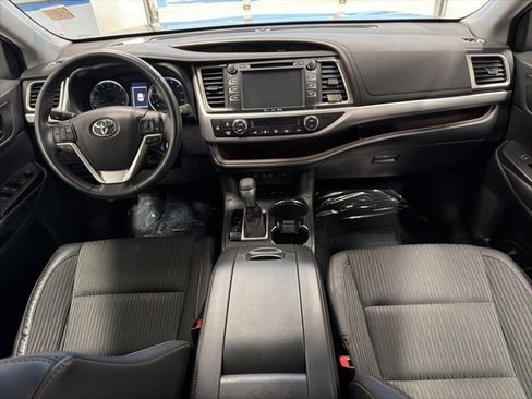 Used 2017 Toyota Highlander Plus image 18