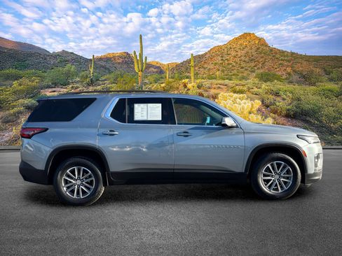Used 2023 Chevrolet Traverse LT AWD/4WD image 3