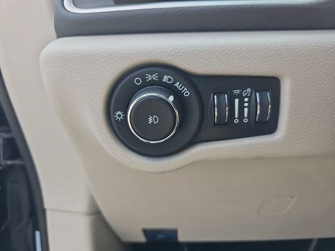 Used 2023 Chrysler Pacifica Touring-L FWD image 31