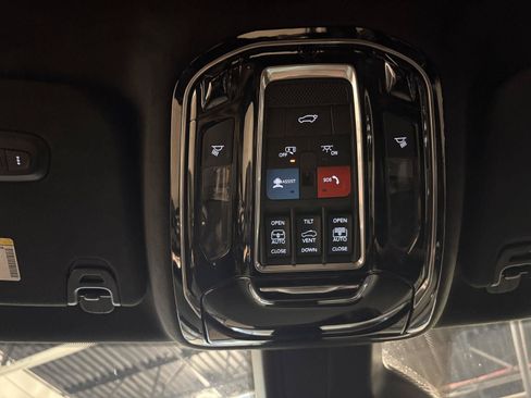 Used 2023 Jeep Grand Wagoneer Series III AWD/4WD image 29