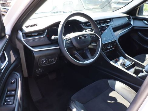 Used 2024 Jeep Grand Cherokee Altitude AWD/4WD image 12