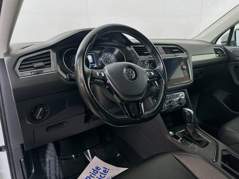 Used 2018 Volkswagen Tiguan SE w/ Front Fog Lights Package FWD image 2