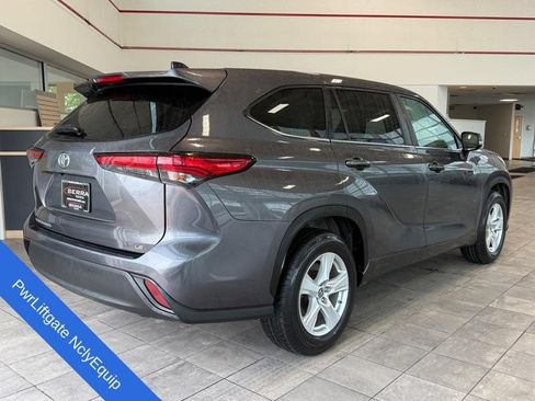 Used 2023 Toyota Highlander FWD image 3