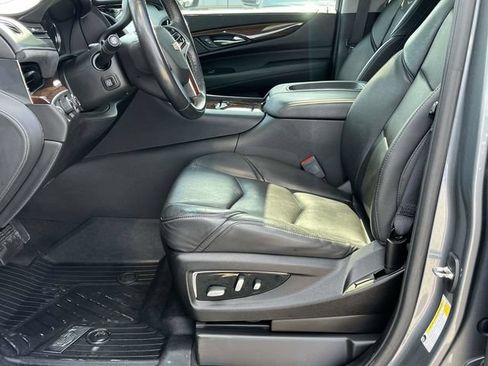 Used 2020 Cadillac Escalade Luxury w/ Escalade Sport Edition AWD/4WD image 13