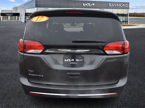 Used 2017 Chrysler Pacifica Touring-L w/ Tire & Wheel Group image 4