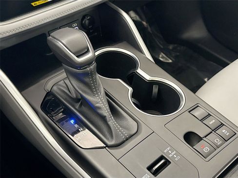 Certified 2023 Toyota Highlander XLE image 28