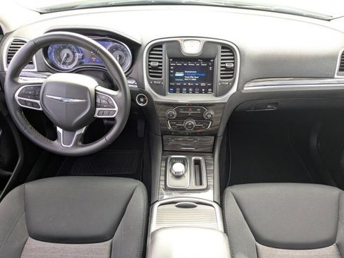 Used 2019 Chrysler 300 Touring w/ Chrome Appearance Package image 14