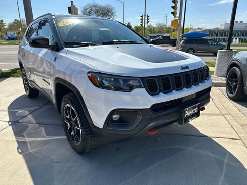 Used 2025 Jeep Compass Trailhawk AWD/4WD image 2