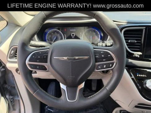 Used 2023 Chrysler Pacifica Touring-L FWD image 18