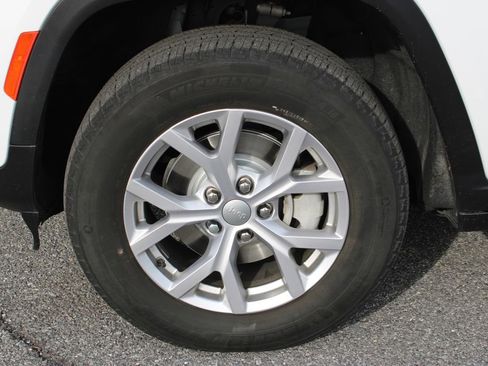 Used 2022 Jeep Grand Cherokee Limited image 31