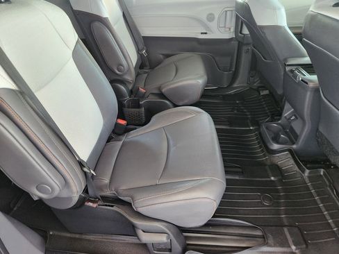 Used 2022 Toyota Sienna XSE w/ XSE Plus Package FWD image 32