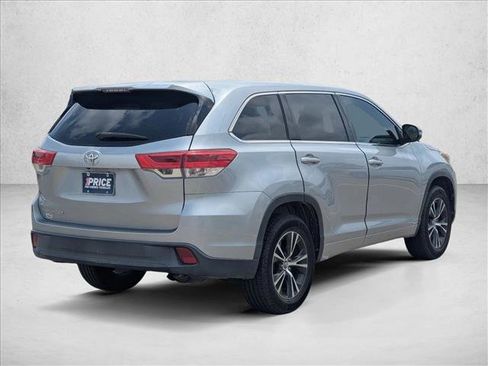 Used 2017 Toyota Highlander LE FWD image 5