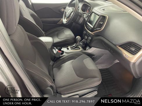 Used 2017 Jeep Cherokee Latitude w/ Safety/Convenience Group image 43