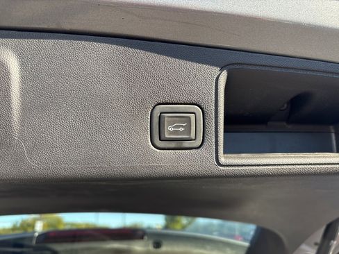 Used 2024 GMC Terrain SLT image 25