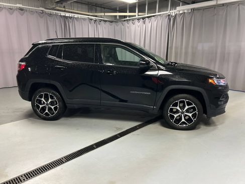 Used 2025 Jeep Compass Limited w/ Sun & Sound Group AWD/4WD image 8