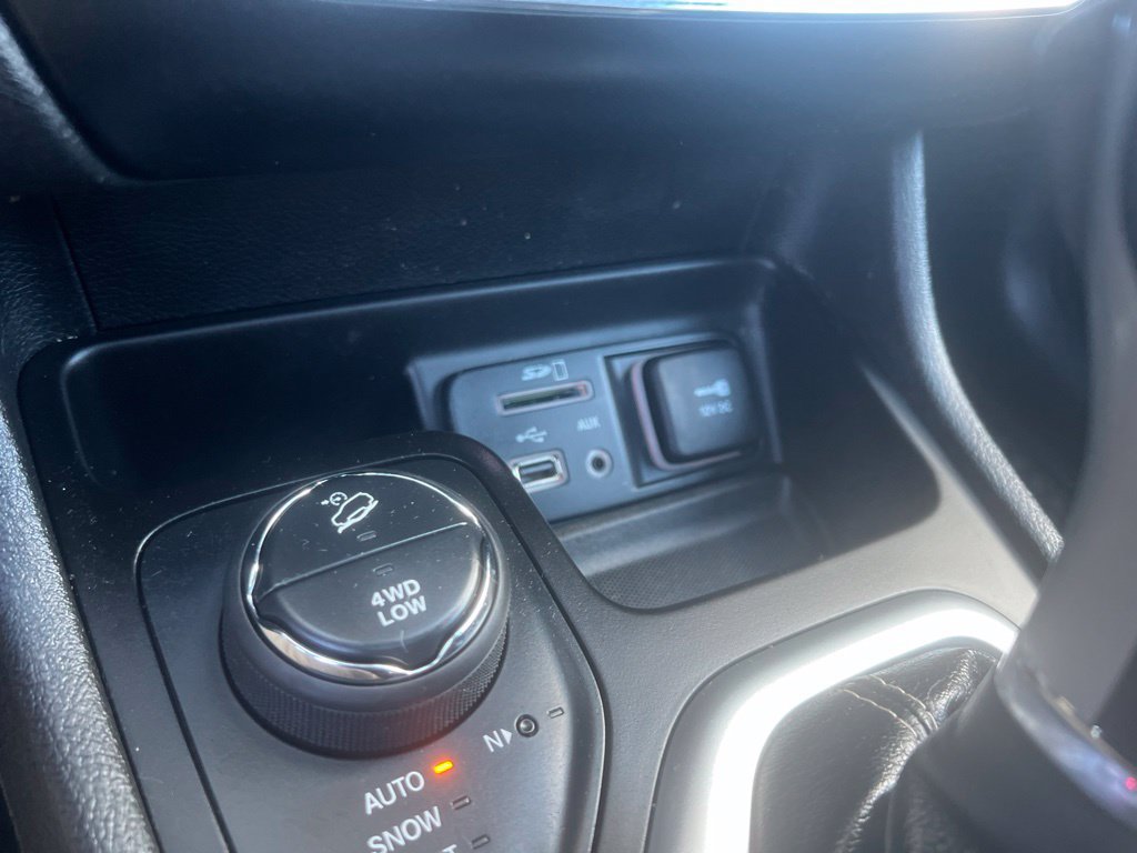 Used 2018 Jeep Cherokee Latitude Plus w/ Comfort/Convenience Group AWD/4WD image 56