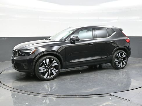 Used 2024 Volvo XC40 B5 Ultimate w/ Protection Package Premier image 3