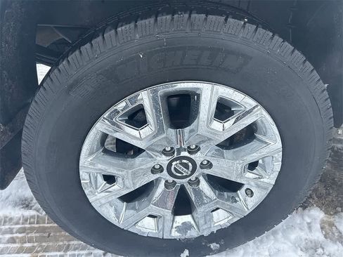 Used 2021 Nissan Titan SL w/ Moonroof Package image 10