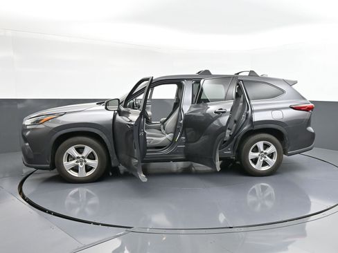 Used 2021 Toyota Highlander L image 37