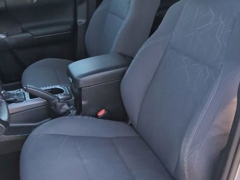 Used 2018 Toyota Tacoma TRD Sport w/ Technology Package image 11