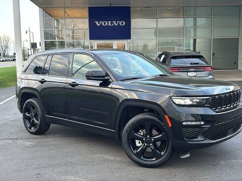 Used 2025 Jeep Grand Cherokee Limited w/ Black Appearance Package image 2