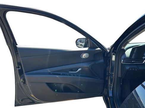 Certified 2025 Hyundai Elantra SE image 9