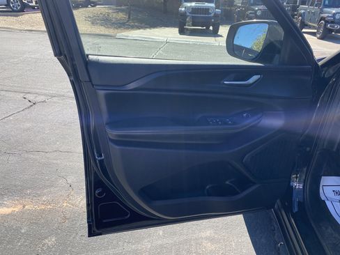 Used 2023 Jeep Grand Cherokee L Laredo image 5