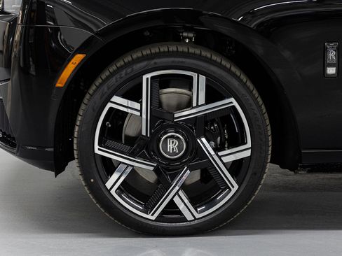 New 2026 Rolls-Royce Cullinan Black Badge image 22