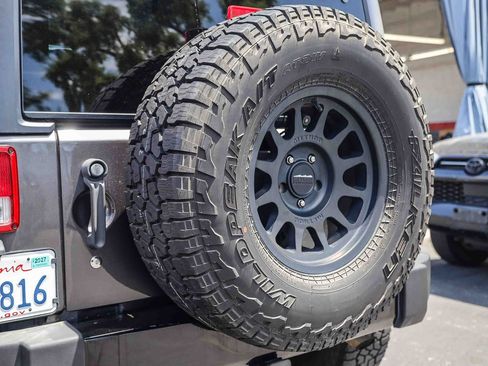 Used 2018 Jeep Wrangler Sport AWD/4WD image 9