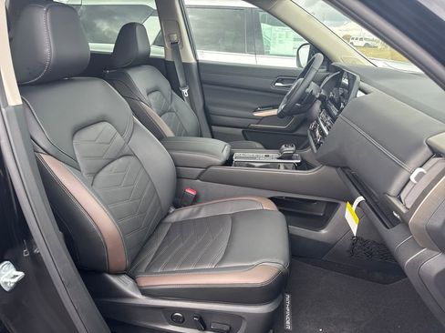 New 2025 Nissan Pathfinder Platinum w/ Black Appearance Package image 4
