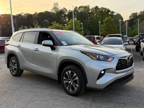 Used 2025 Toyota Highlander XLE image 4