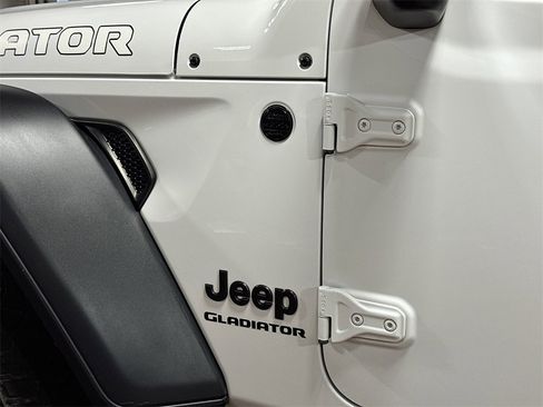 Used 2021 Jeep Gladiator Willys image 11