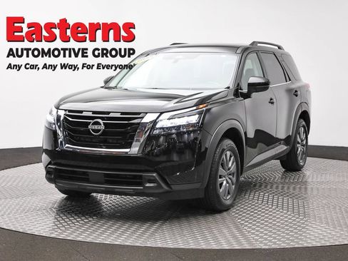 Used 2025 Nissan Pathfinder SV FWD image 1