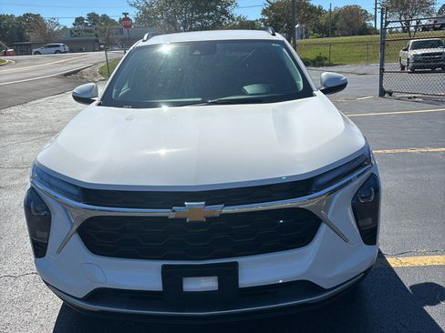 Used 2025 Chevrolet Trax LT w/ Driver Confidence Package image 11