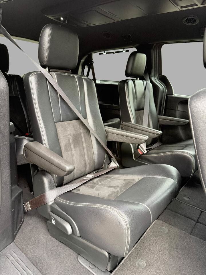 Used 2017 Dodge Grand Caravan SXT w/ Driver Convenience Group FWD image 15